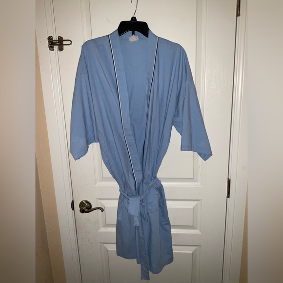 Robe - Picture 1 of 3